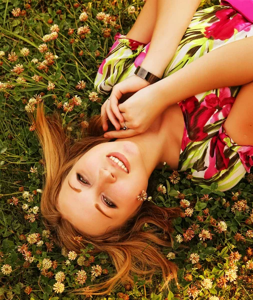 genç güzel kız bir çim üzerinde bırakır 