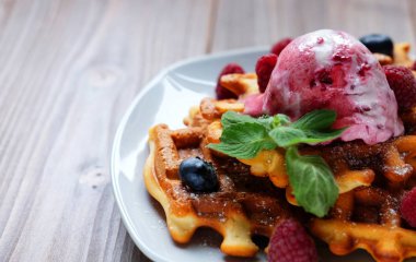 Taze meyveleri ve dondurma ile Belçika waffle 