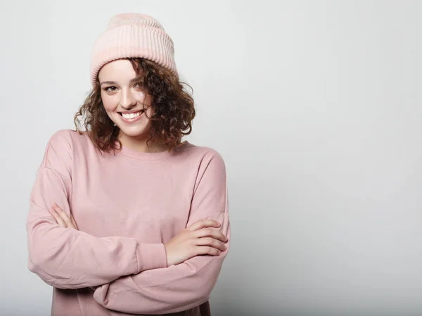 Estilo de vida, la belleza y el concepto de la gente: Joven linda sonrisa rizada chica con ropa rosa — Foto de Stock