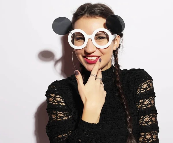 Joven mujer morena divertida en gafas de sol grandes. Concepto de moda . — Foto de Stock