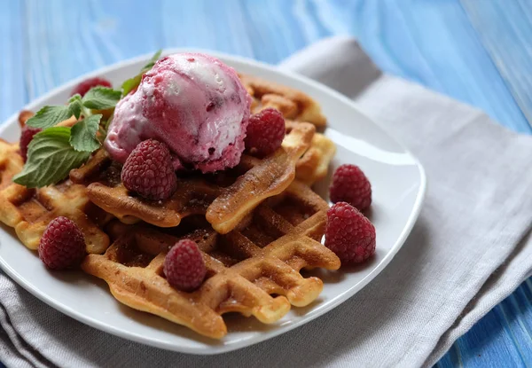 벨기에 와플 아이스크림와 푸른 나무 배경, 평면도 위에 신선한 딸기 접시 — 스톡 사진