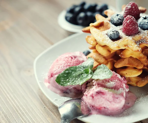 아이스 크림과 신선한 딸기-산딸기와 블루베리와 벨기에 와플의 접시. — 스톡 사진