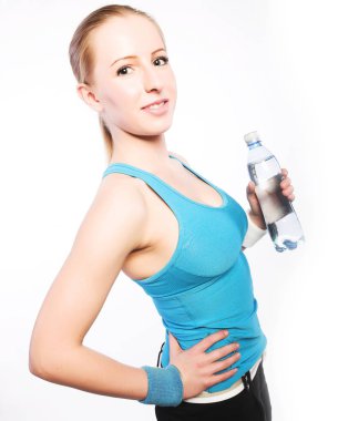 Genç kadın spor içinde giyinmiş 