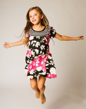 küçük kız bir sevinç atlama 