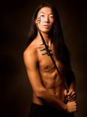 Asyalı adam koyu arka plan üzerinde