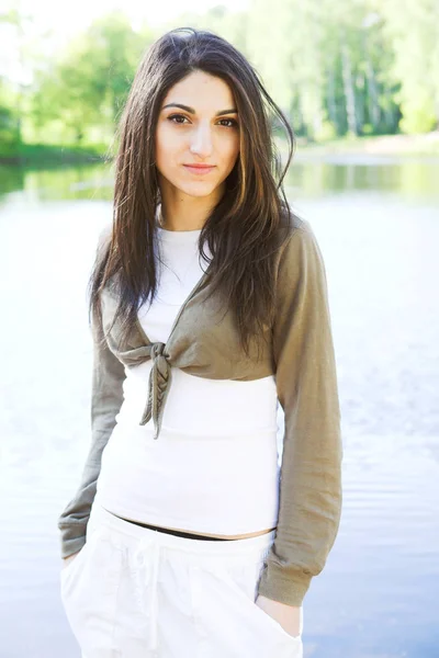 Chica encantadora al lado de un lago — Foto de Stock