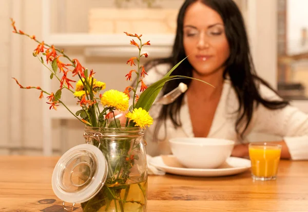 Mulher comendo salada em casa — Fotografia de Stock