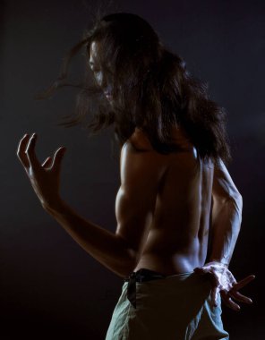 Sportif adam koyu arka plan üzerinde