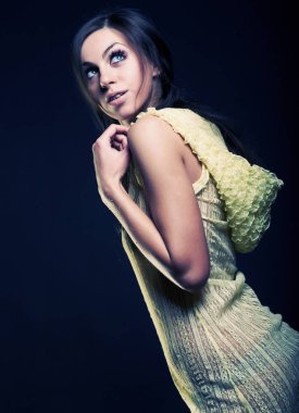 Koyu arka plan üzerinde seksi esmer