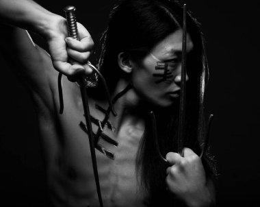 Asyalı çocuk silah ile