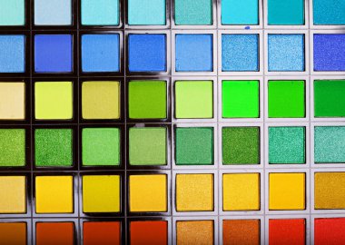 çok renkli göz gölgeleri kapanıyor