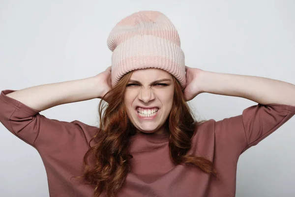 Foto van woedende ontevreden jonge vrouwelijke grimassen en boos gebaar maken. Negatieve menselijke emoties, gevoelens en reactie. — Stockfoto