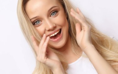 Yaşam tarzı ve insan konsepti. Güzel bir kız sana şaşırmış ve şok olmuş görünüyor. Ürününüzü sunuyorum. Etkileyici yüz ifadeleri. Stüdyo çekimi.