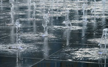 Güzel Çeşme Sokak açık havada. Damla su, uçuş fon karşı havada donmuş su jetleri.