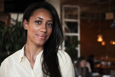 Güzel, Afro-Amerikan bir kadının gülümseyen portresini yakından çek..