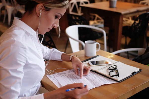 Concepto de empresa y personas: mujer de negocios que firma un contrato — Foto de Stock