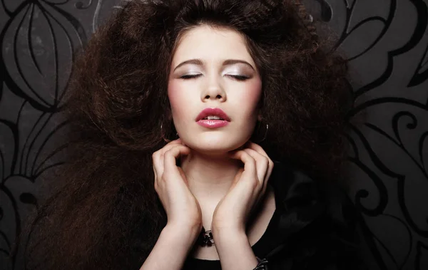 Modeporträt einer jungen schönen Frau mit Schmuck und eleganter Friseur.Perfektes Make-up. Schönheitsstil-Modell — Stockfoto