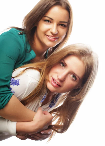 Koncepcja stylu życia i ludzi: Dwie młode dziewczyny stojące razem i bawiące się. — Zdjęcie stockowe