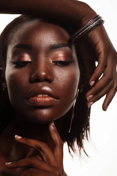 Concepto de moda y belleza: atractivo retrato de primer plano de mujer afroamericana —  Fotos de Stock