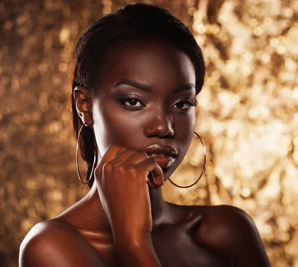 Altın arka planda Afro-Amerikan siyah bir kadının çarpıcı portresi