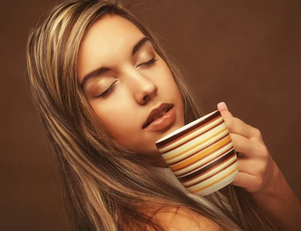 Estilo de vida, pessoas e conceito de comida: jovem mulher bonita bebendo café — Fotografia de Stock