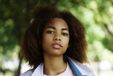 Yaşam tarzı, duygu ve insan konsepti: Çekici Afrikalı Amerikalı kadın