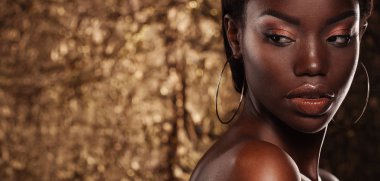 Yaratıcı altın yapmak ile güzel Afrikalı kadın portresi kadar yakın çekim