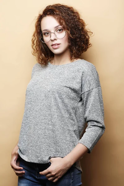 Studentessa positiva indossa maglione grigio, occhiali rotondi.Persone, studio, successo e risultati . — Foto Stock
