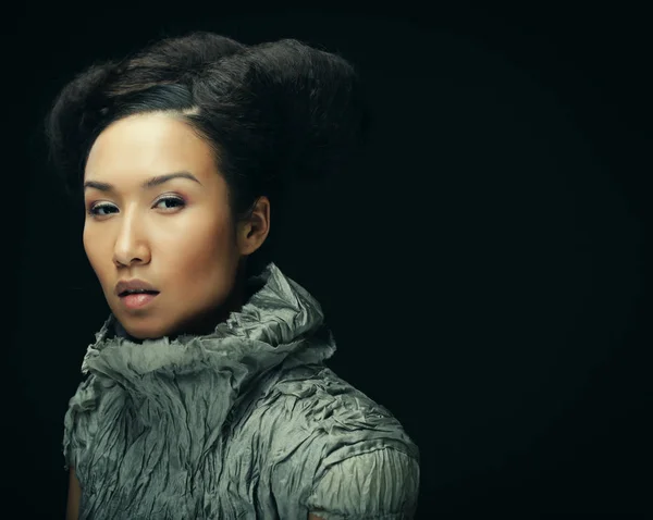 아름다움과 패션 개념: 검은 바탕에 회색 드레스에서 젊은 아시아 패션 모델 — 스톡 사진