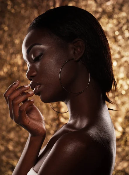 Moda studio bir olağanüstü güzel Afro-Amerikan model altın arka plan üzerinde kapalı gözlerle portresi — Stok fotoğraf