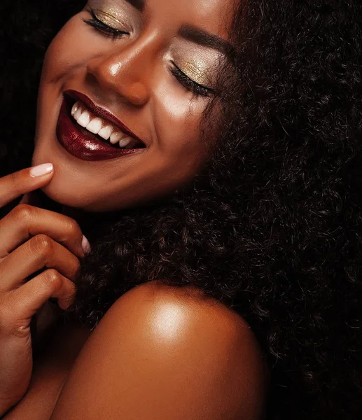 Livsstil och människor koncept: Porträtt av en vacker ung afrikansk kvinna leende. — Stockfoto