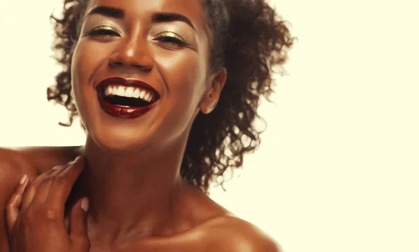 Estilo de vida y el concepto de la gente: Retrato de una hermosa joven africana sonriendo . —  Fotos de Stock