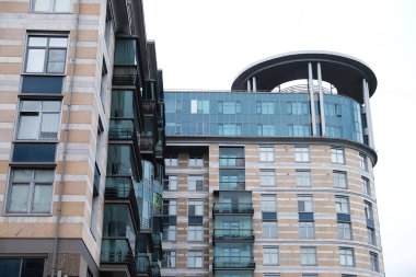 Rusya 'da büyük bir apartman. Konut mimarisi.