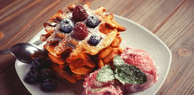 Dondurma ve taze meyveler - Ahududu ve blueberries.top görünümü ile Belçika waffle tabak