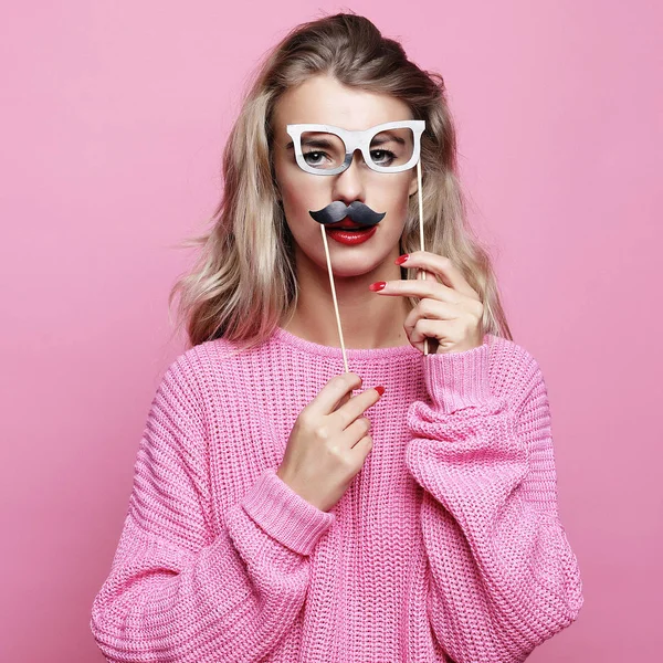 Образ жизни и концепция людей: игривая молодая женщина готова к вечеринке. Розовый бэкграунд . — стоковое фото