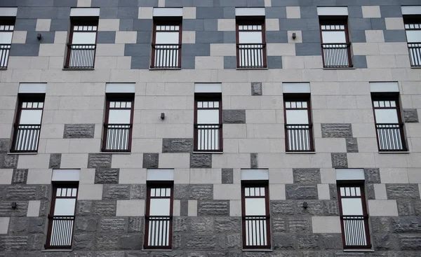 Стена Большим Количеством Квадратных Стеклянных Окон Здании Ритм Окон Серый — стоковое фото