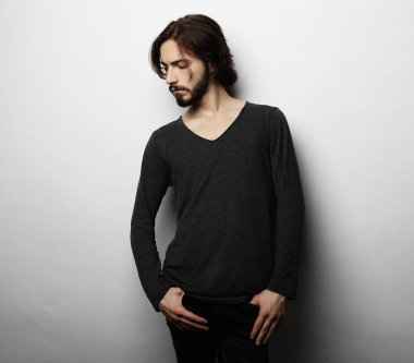 yaşam tarzı ve insanlar kavramı: yakışıklı genç adam portresi  