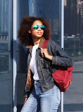casul, kısa hacimli saçlı güneş gözlüğü, Afro-Amerikan kız açık havada, poz giyinmiş.