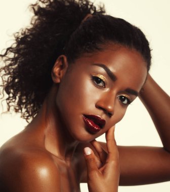 Moda ve güzellik konsepti: Çekici Afrikalı Amerikalı kadın yakın plan portresi
