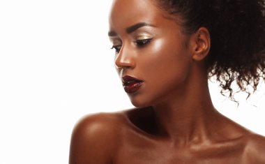 Moda ve güzellik konsepti: Çekici Afrikalı Amerikalı kadın yakın plan portresi