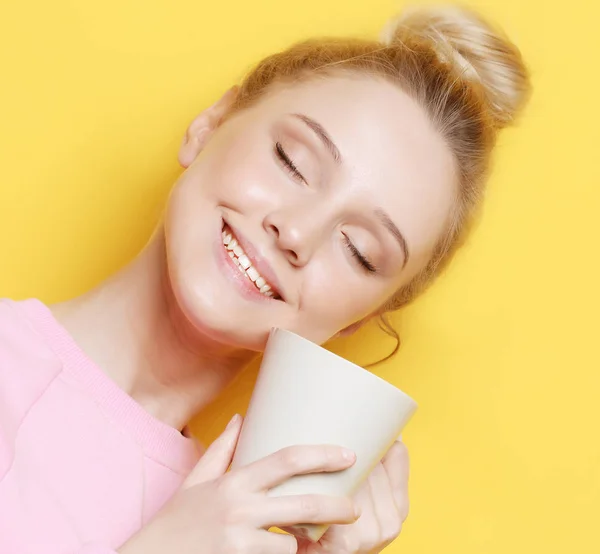 Mladá blond žena držící bílý pohár s konceptem čaj nebo kávu, životní styl a potravin. Detailní záběr. — Stock fotografie