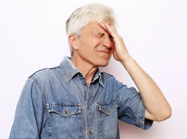 Livsstil, hälsa och människor koncept: Senior man har huvudvärk — Stockfoto