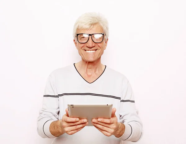 Livsstil, tehnologi och människor koncept: Glad senior man med hjälp av digitala tablett. — Stockfoto