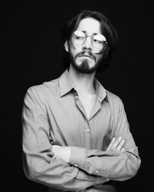 İyi görünümlü adam gözlük, portre, siyah ve beyaz