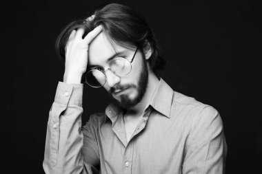 İyi görünümlü adam gözlük, portre, siyah ve beyaz