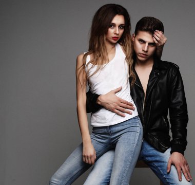 moda ve insanlar kavramı: moda çekimi seksi bir çift 