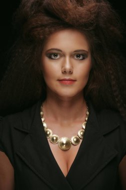 Şık uzun saç zarif bayanla. Parlak makyaj ve elbise siyah. Moda stil.