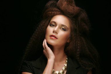 Şık uzun saç zarif bayanla. Parlak makyaj ve elbise siyah. Moda stil.