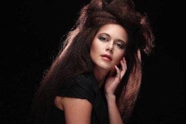 Şık uzun saç zarif bayanla. Parlak makyaj ve elbise siyah. Moda stil.