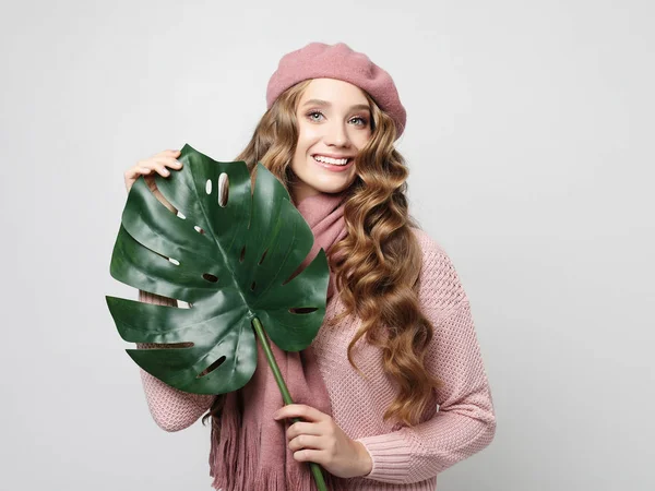 Lifestyle-, Emotions- und People-Konzept: Schönes Mädchen mit langem welligem Haar, das eine Blume in der Hand hält — Stockfoto